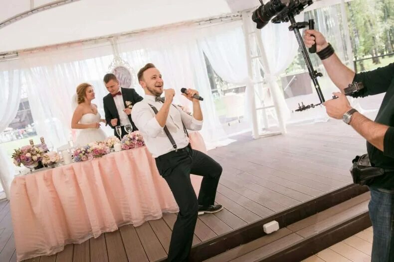 Weddcity тамада на свадьбу. Свадебный тамада. Свадебный тамада. Тамада на свадьбу. Ведущий праздников.