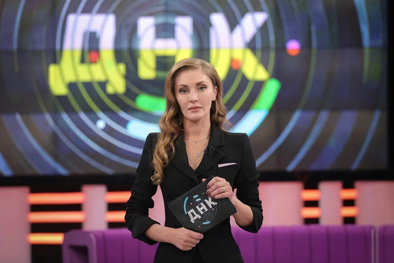 Жена ведущая программу. Жена ведущая программу