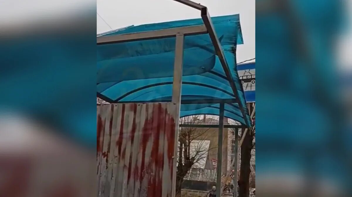 Ветер сдувает с крыш марсу. Крышу сдуло ветром. сдувает ветром. гиф крышу сдуло.