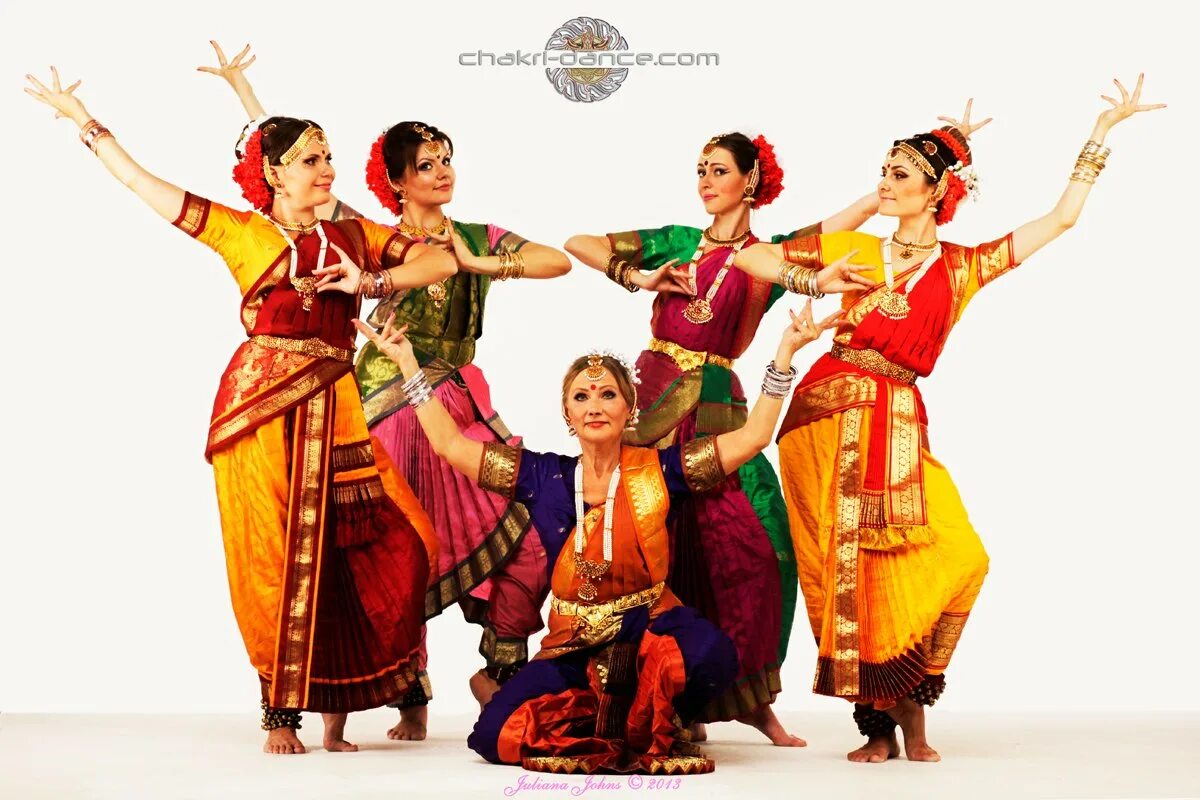 индийский танец в саду. пастухова анна индийские танцы. бхаратанатьям танец позы. индийский костюм для танца. кучипуди.