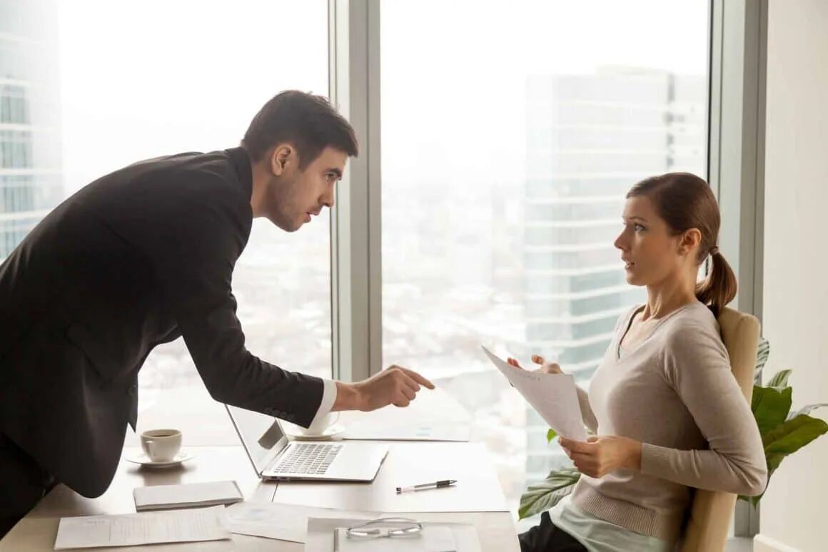 Совещание менеджеров. Человек за ноутом. С приобретением автомобиля. Брокерская фирма. Кредитный брокер.