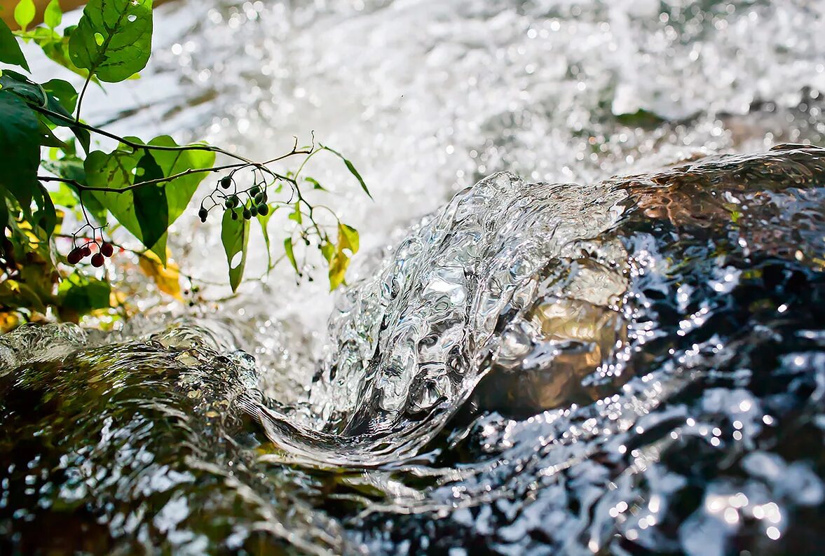 Текущая вода слушать. Весенние воды. Вода весной. Струя воды. Вода ручей.