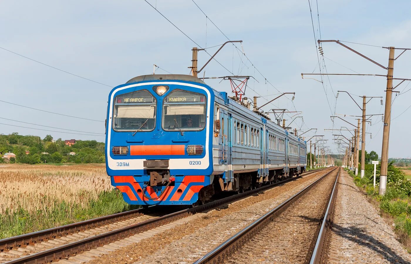 Поезд ростов курганинск. Эд9м 0200. Станция Хапры Ростовская область. Эд9м украинская расцветка. Электричка Хапры Ростов.