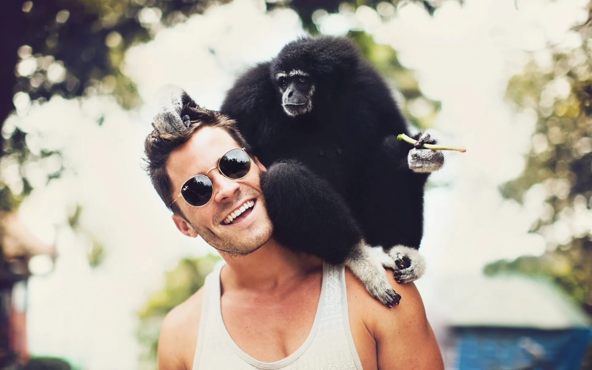 Мужчина обезьяна любовь. Бэйл обезьяна. Мужик обезьяна. Мартышка и парень. Парень с обезьянкой.