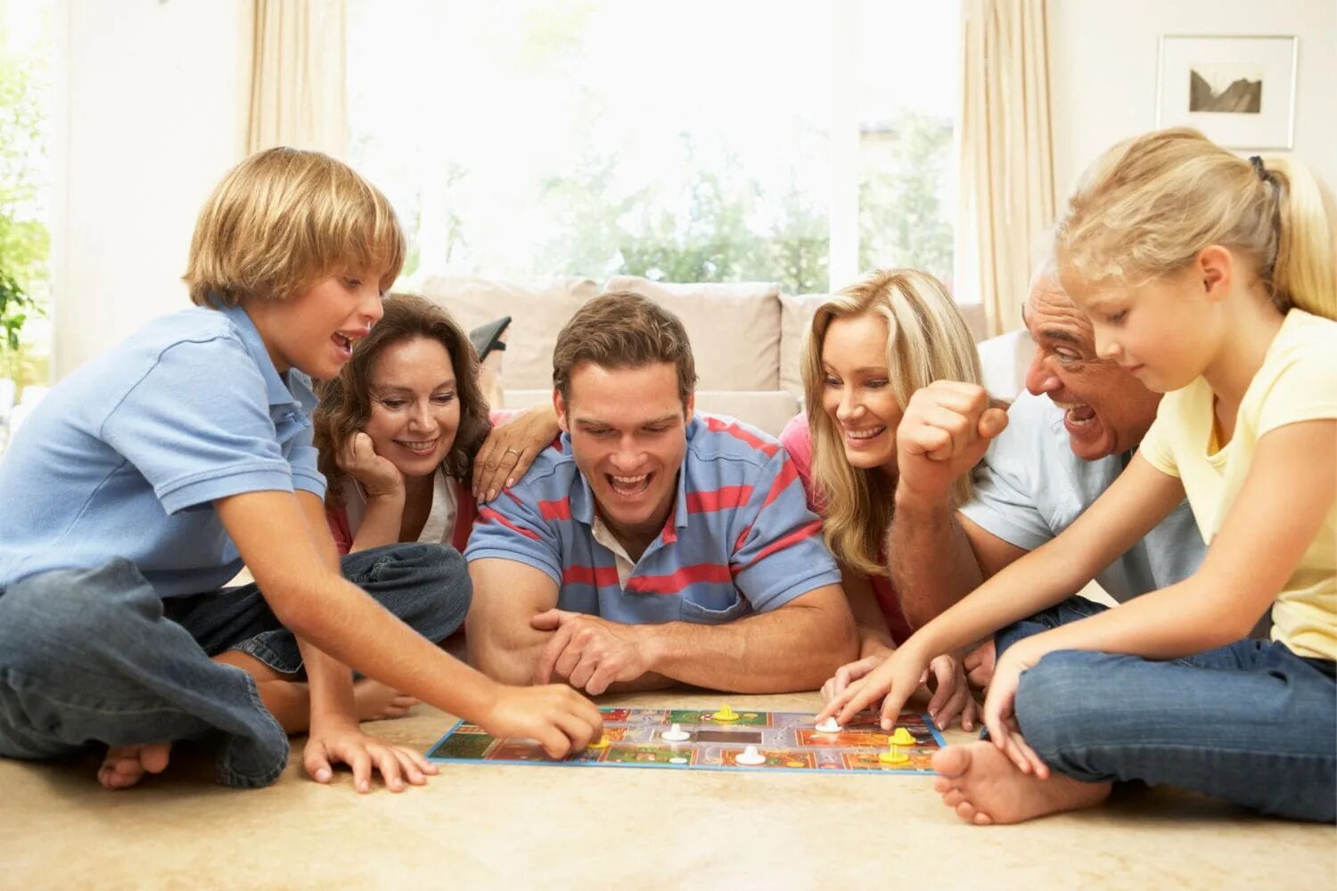 Like a big family. Семейные игры. Семья играет в настольные игры. Общение в семье. Настольная игра «о семье».