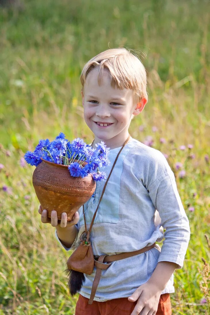 Люди васильки. Фотосессия для мальчика. Малыш с букетом цветов. Букет "мальчик". Мальчик с цветком.