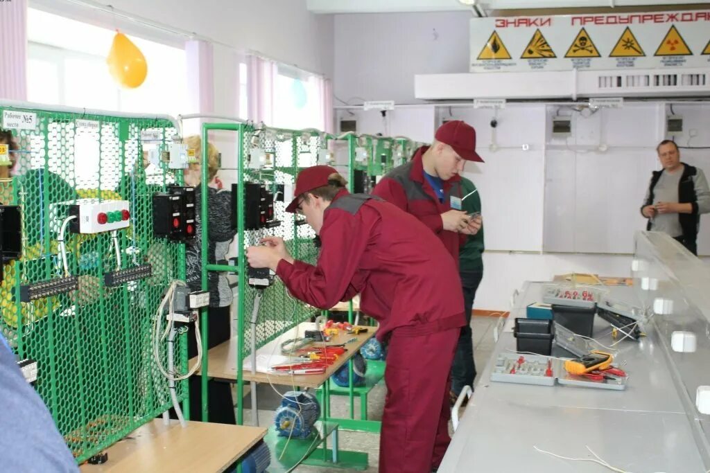 Экскурсия в комсомольске на амуре в 2 лицей. 33 лицей комсомольск на амуре. 33 лицей комсомольск на амуре. Первый лицей комсомольск на амуре. 14 школа комсомольск на амуре.