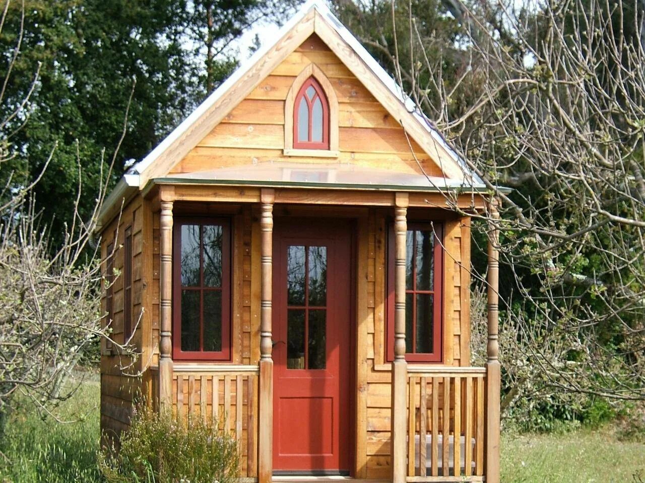 Первый самый дачи. Маленький домик. Маленький домик для дачи. Деревянный летний домик. Маленький деревянный домик.
