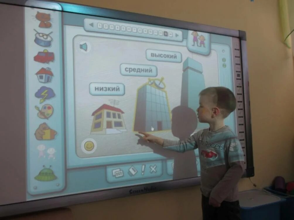 Интерактивная доска в детском саду. Интерактивное оборудование в ДОУ. Интерактивная оборудование для детей дошкольного возраста. Интерактивная доска в ДОУ.