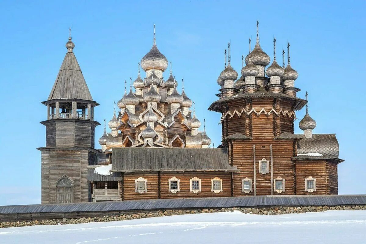 Памятники культуры россии кижи. Ансамбль Кижского погоста. Архитектурный ансамбль Кижи. Кижи Карелия архитектурный ансамбль Кижского погоста. Церковь Покрова Пресвятой Богородицы Кижи.