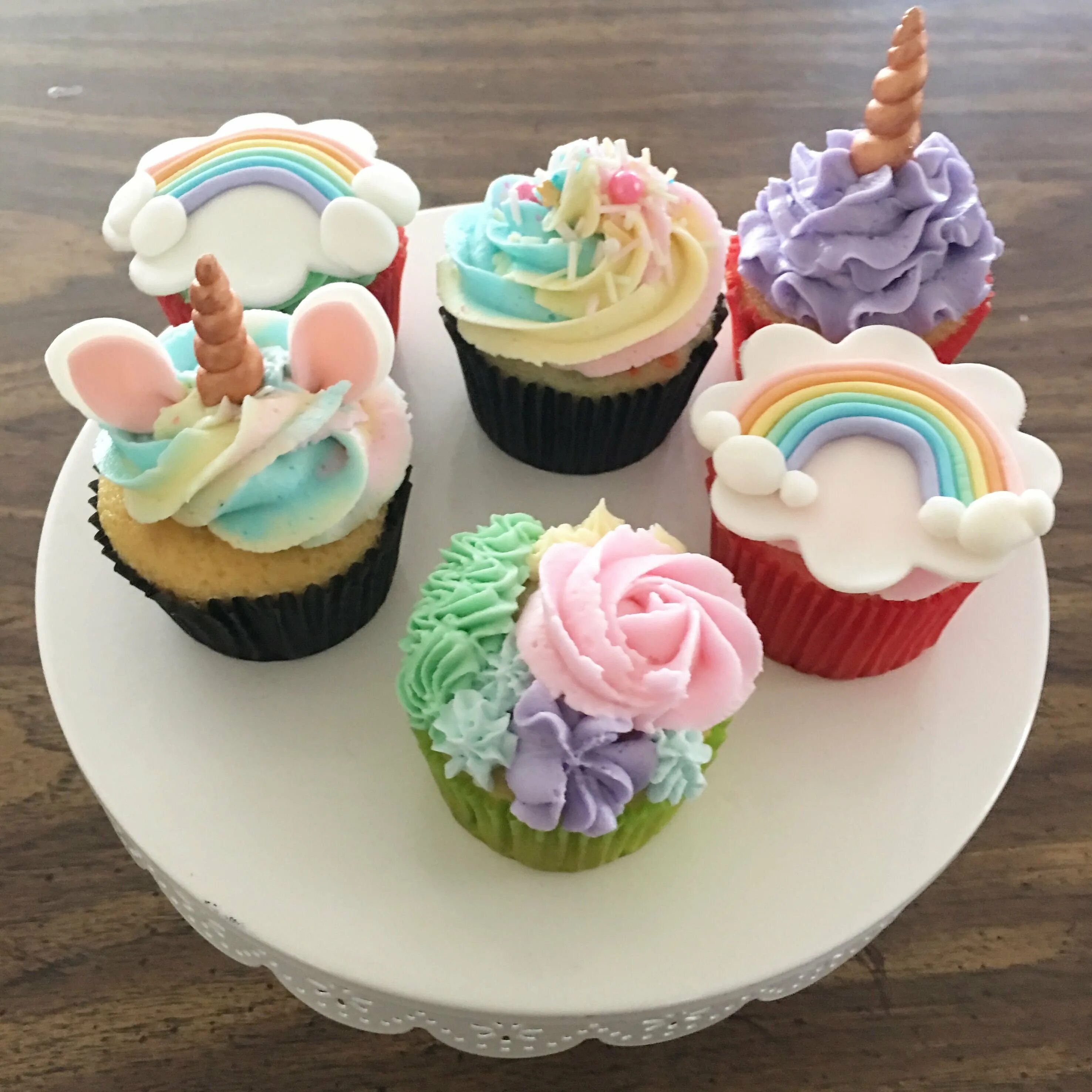 капкейки. украшение кексов. капкейк. украшение капкейков сладостями.