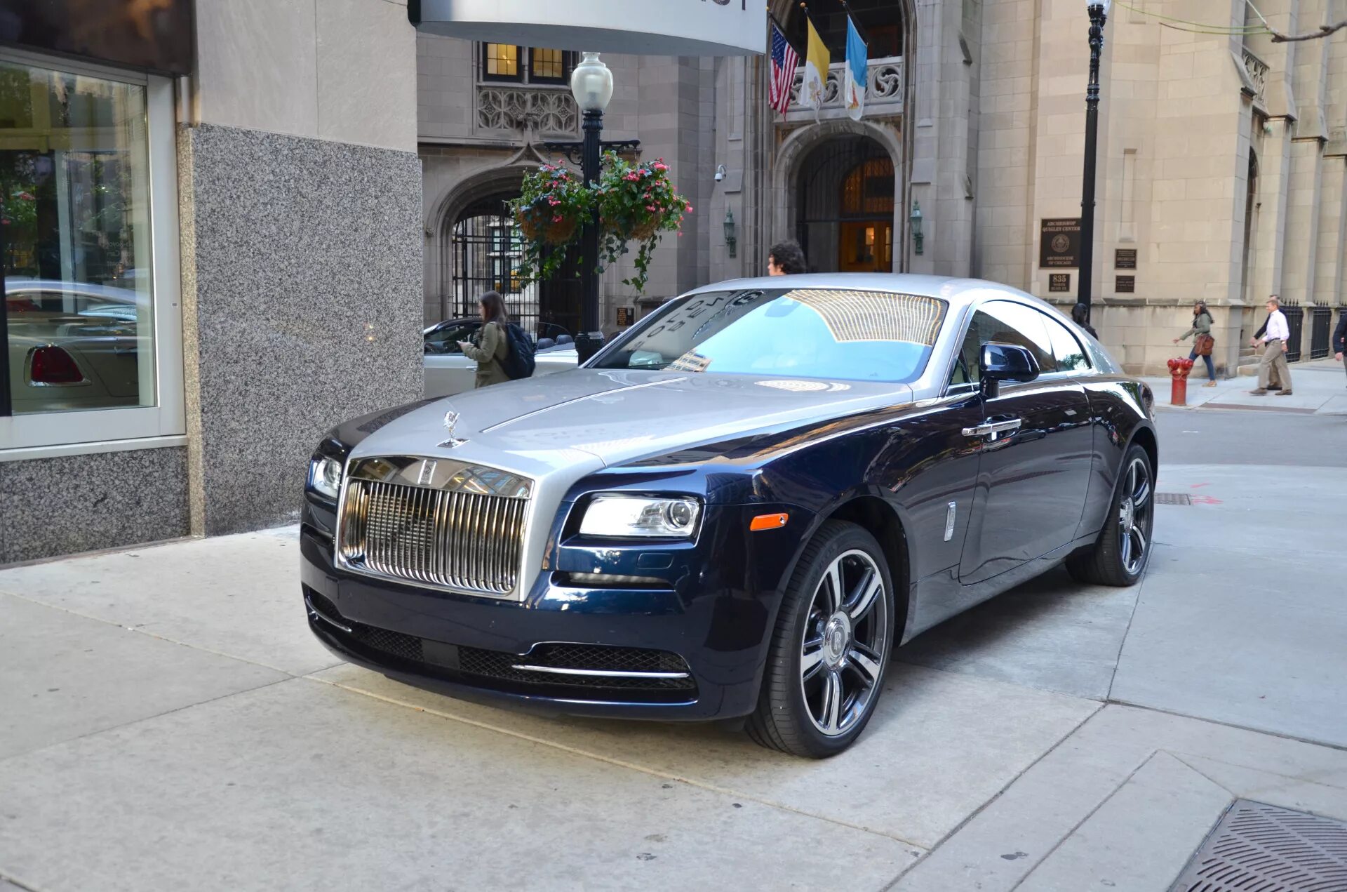 Похожие на роллс ройс. Rolls Royce Wraith 2015. Бентли и Роллс Ройс. Bentley похожая на Роллс Ройс. Ролс Ройс Бентли 82-83г.