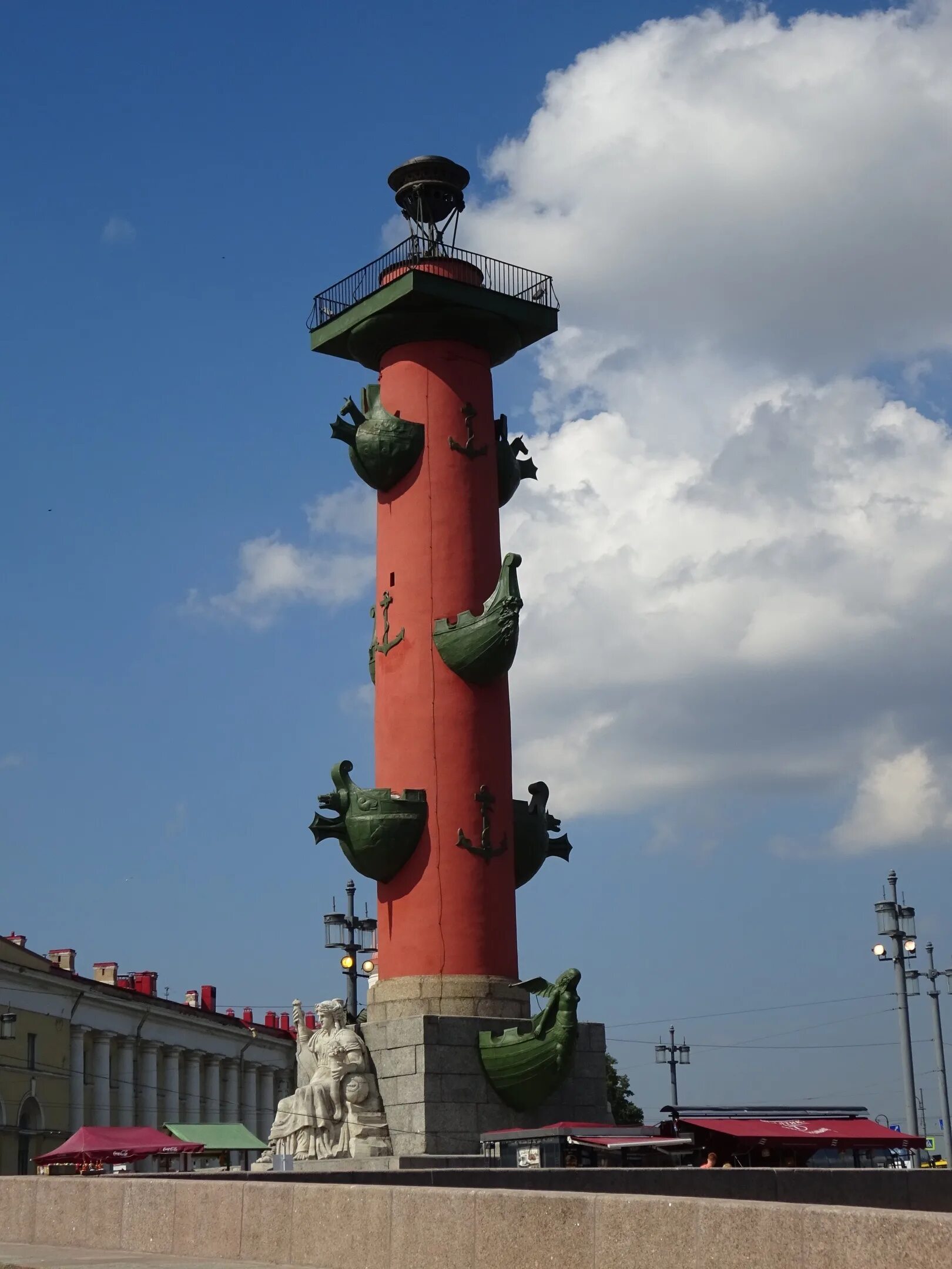 Расстрельная колонна в петербурге. Ростральные колонны санкт-петербург. ростральные колонны васильевский остров. васильевский остров. кунсткамера. ростральные колонны. скульптуры на ростральных колоннах в санкт-петербурге.