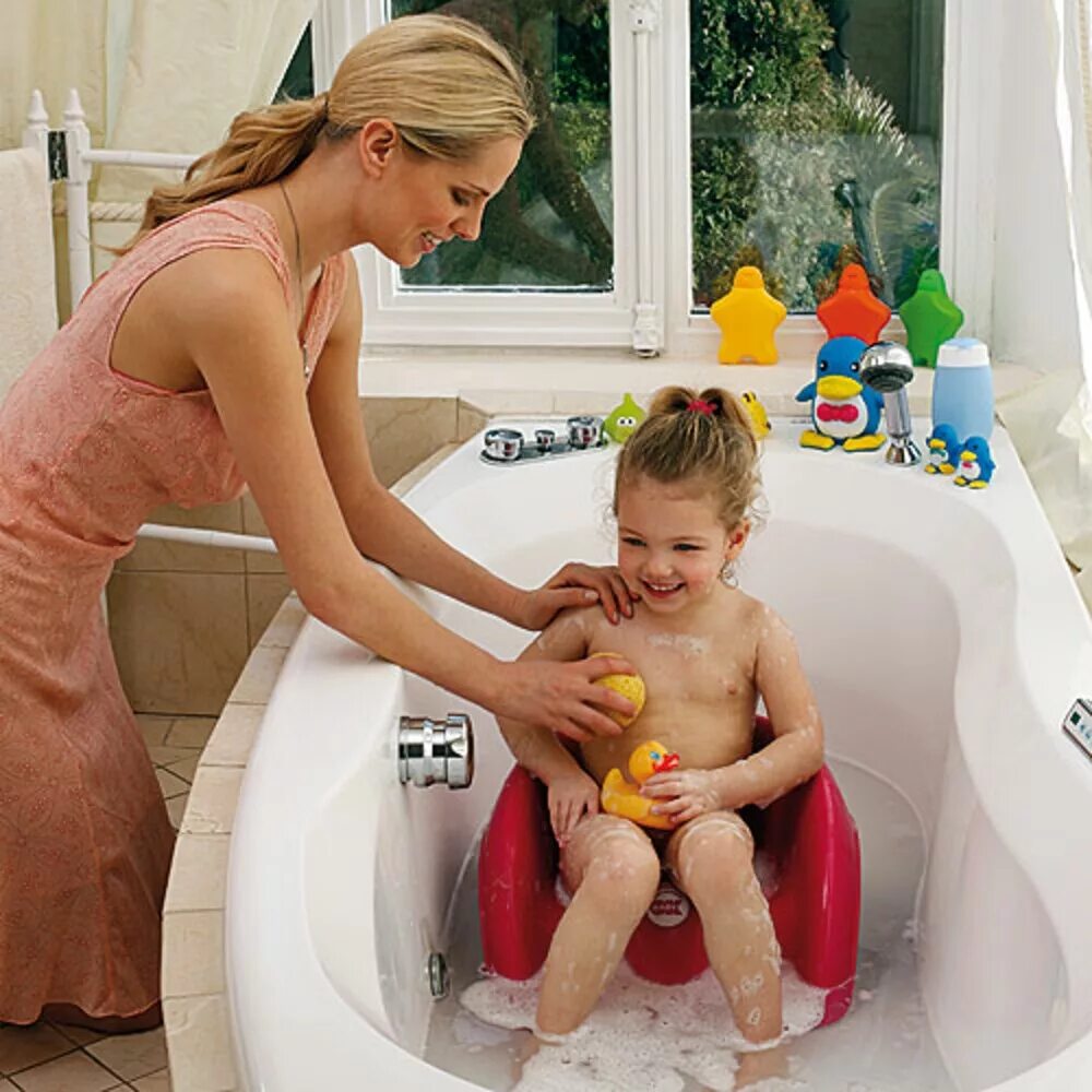 Child bath. Стульчик для купания ok Baby Pouf. Стул для купания Baby ok Pouf 833. Детки в ванной. Детишки в ванной.