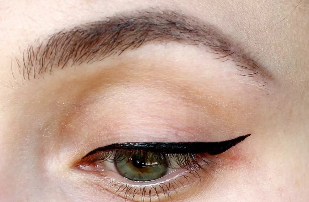 Стрелки на глазах. Задание куда указывает стрелка ?. Стрелки на нависшее веко для начинающих. Красивые стрелки на глазах пошагово. Стрелки с нависшим веком пошаговое.