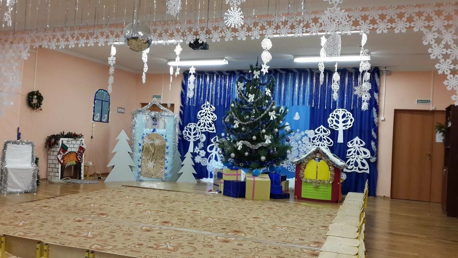 Украшение детского сада на новый год. Украшение зала к новому году. Украшение детского сада на новый год. Украшение зала в доу к новому году. Украшение детского сада на новый год.