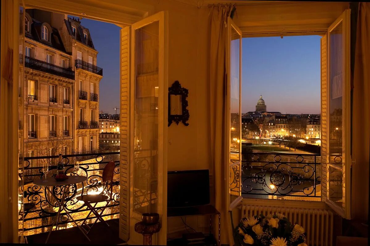 Открыл окно в балкон. Окно с видом на Париж. Париж вид из окна. Вид из окна. Окно в Париж.