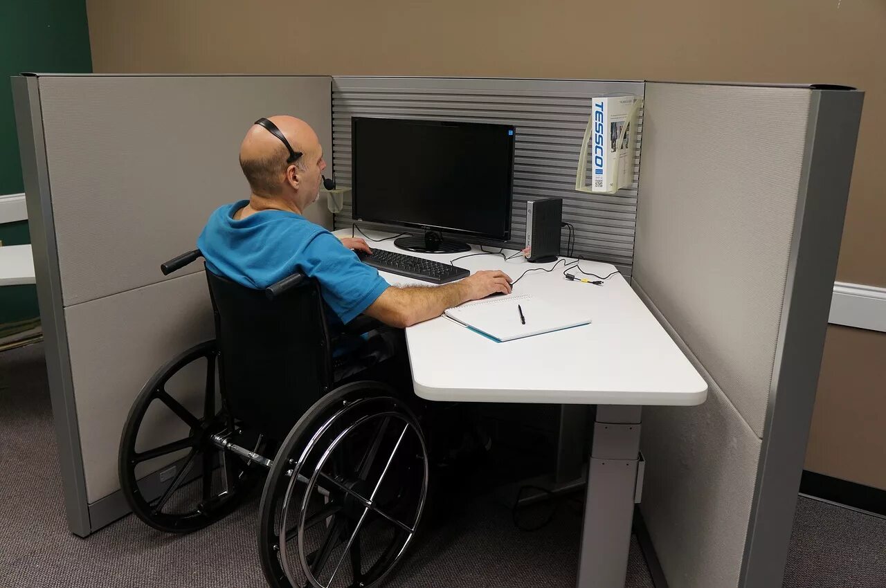 Люди с особыми возможностями. Рабочие места для инвалидов. Трудоустройство инвалидов. Рабочее место для людей с ограниченными возможностями. Компьютер для инвалидов.