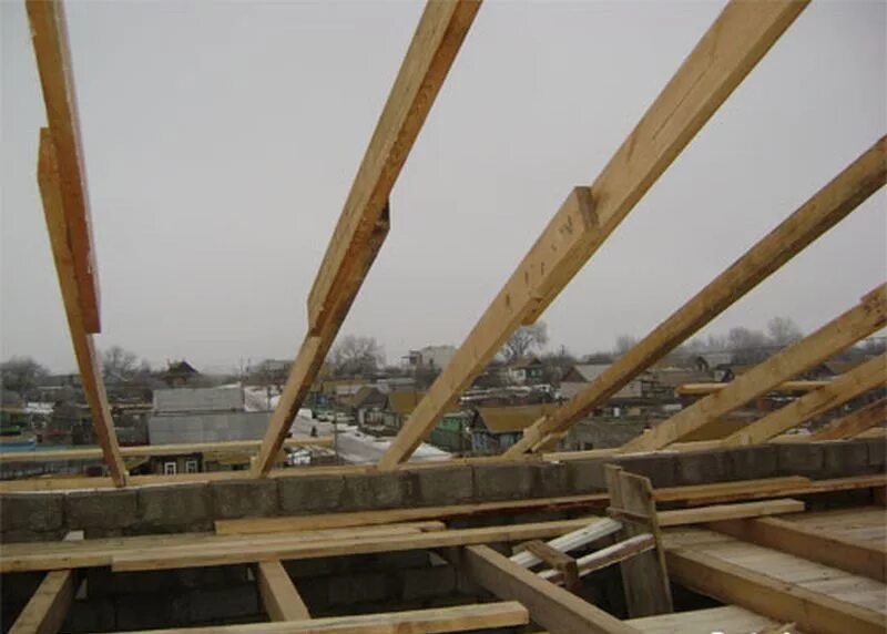 Мауэрлат 50х150. Как нарастить стропила. Чердачные балки перекрытия 50х150. Сращивание накосных стропил. Сращивание стропил для односкатной крыши.