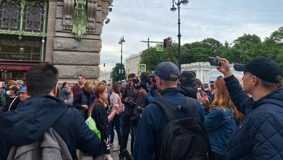 Митинг на Невском проспекте. Митинг против поправок в Конституцию 2020. Митинг Пушкинская площадь Конституции. Пересечение Невского и малой садовой.