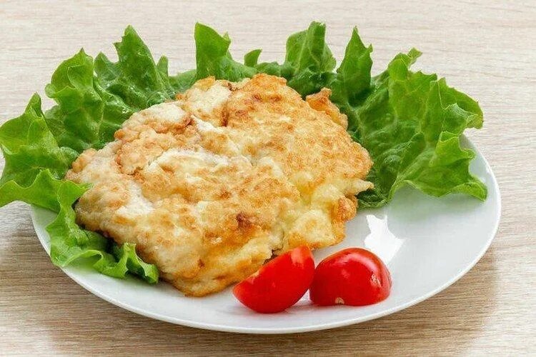 Куриная отбивная в кляре. Куриное филе в сырной корочке. Куриное филе в кляре с сыром. Куриное филе отбивные.