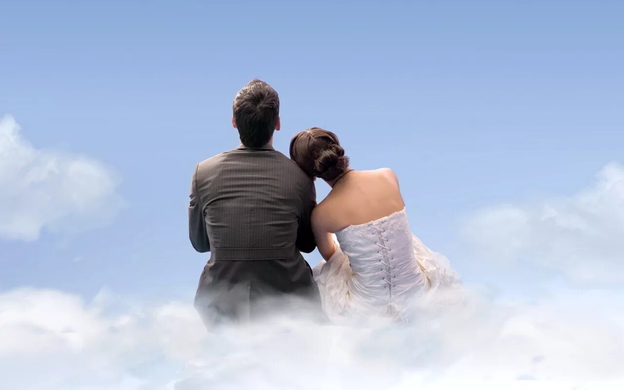 Брак между супругами. Влюбленные в облаках. Женщина сидит на спине мужчины. Женщина мечтает о любви. Мужчина и женщина в облаках.