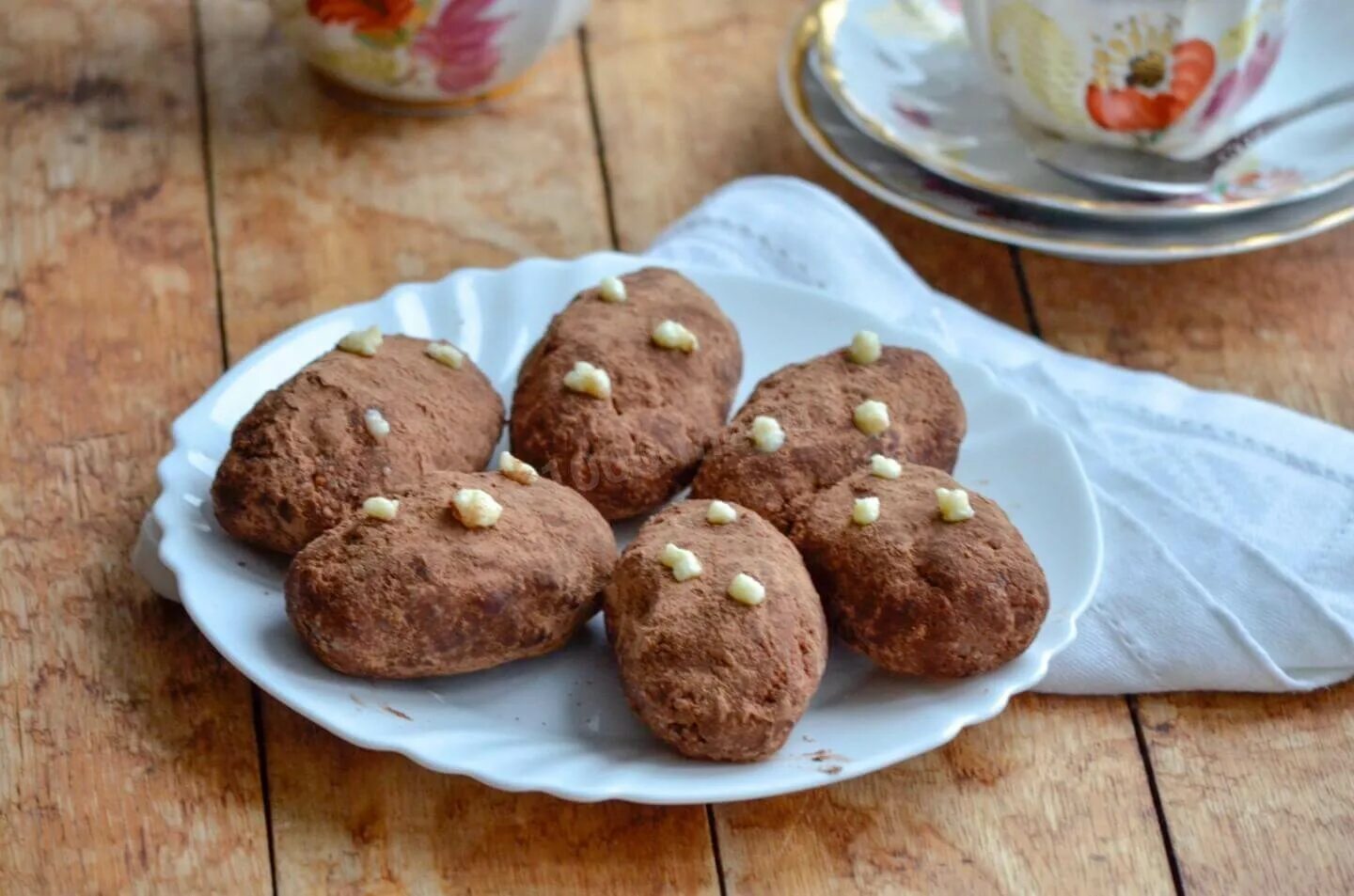 Рецепт картошки печенье сгущенка какао. Пирожное "картошка". Пирожные картошка. Пирожные картошка из печенья со сгущенкой. Пирожное картошка со сгущенкой.