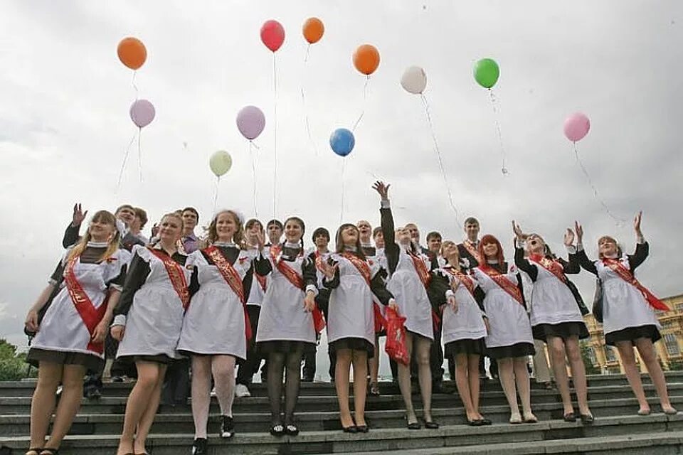 Выпускники школ россия. Школьный выпускной. Последний звонок. Фотосессия последний звонок. Выпускной школьников.