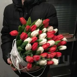 Букет тюльпанов в руках