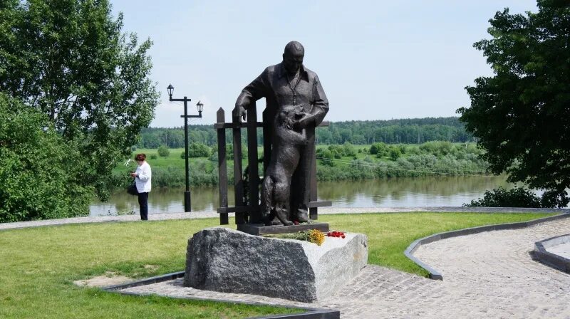 Онегин таруса. Памятник Цветаевой в Тарусе. Серпухов Таруса пляж в Тарусе. Усадьба Истомино в Тарусе. Таруса Серпухов достопримечательности.