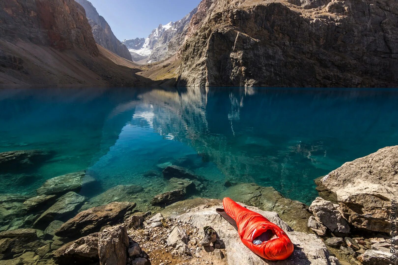 Фанские горы Таджикистан. Фанские горы озера. Озеро большое Алло Фанские горы. Озеро Алло в Таджикистане.