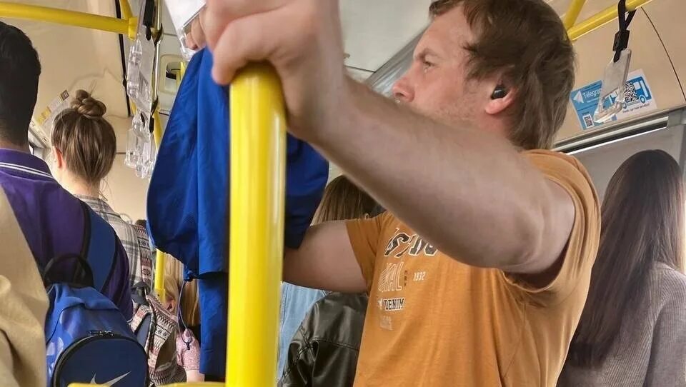 Мацаю в автобусе. Люди в автобусе. пассажиры в автобусе. облапали в общественном транспорте. недовольные пассажиры в автобусе.