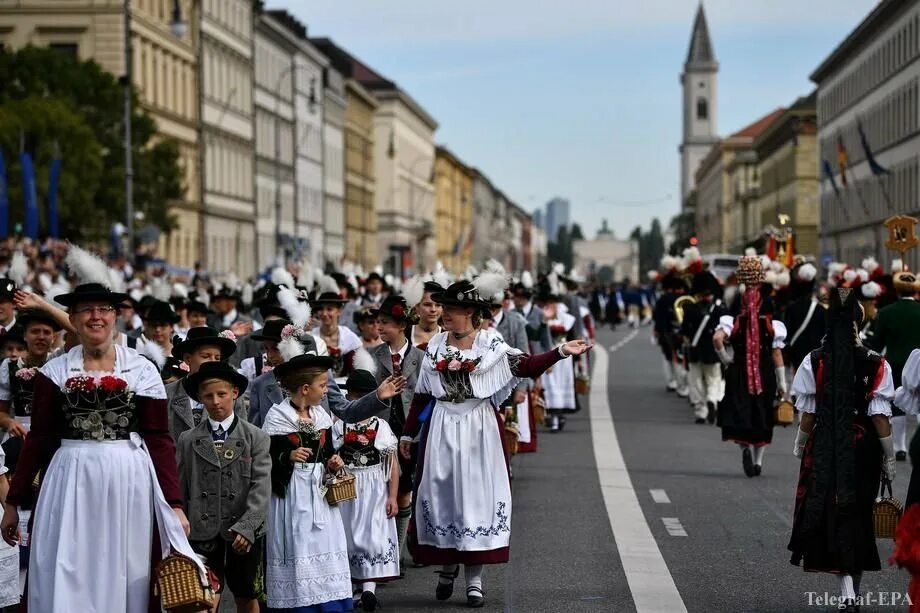 В германии друзья есть. Берлин Октоберфест. Население Германии. Немцы жители. Жители Мюнхена.