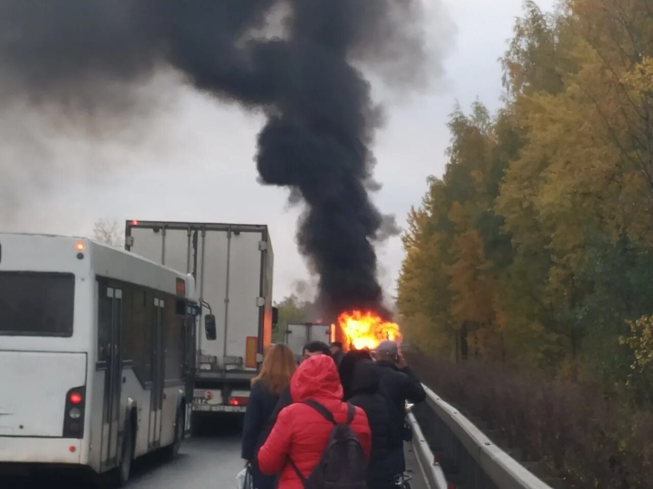 Сгорел автобус в Санкт Петербурге. В Питере загорелся автобус. Пожар на Волхонском шоссе сегодня. Пулково загорелся автобус.