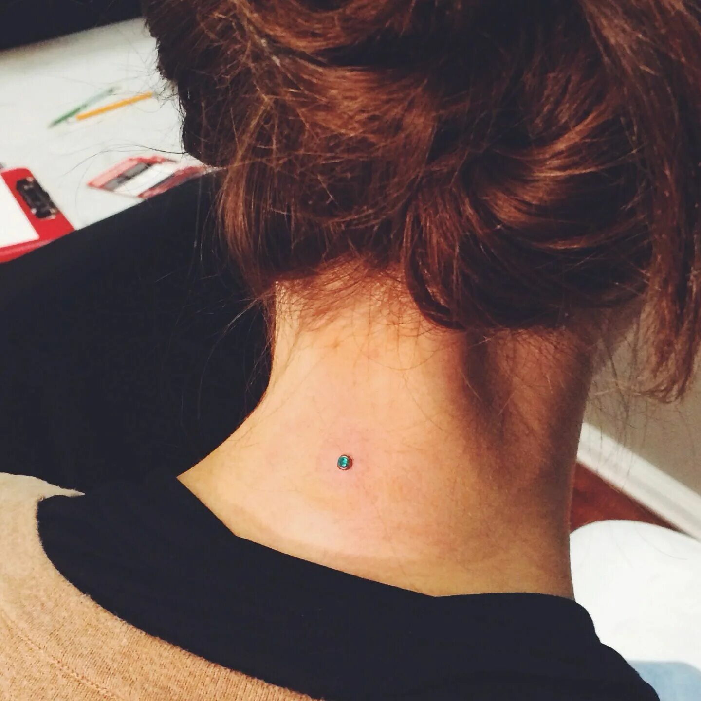 Выпирает косточка ключицы. Ключица. Carpe diem тату на спине. Ниже шеи. Ниже шеи.