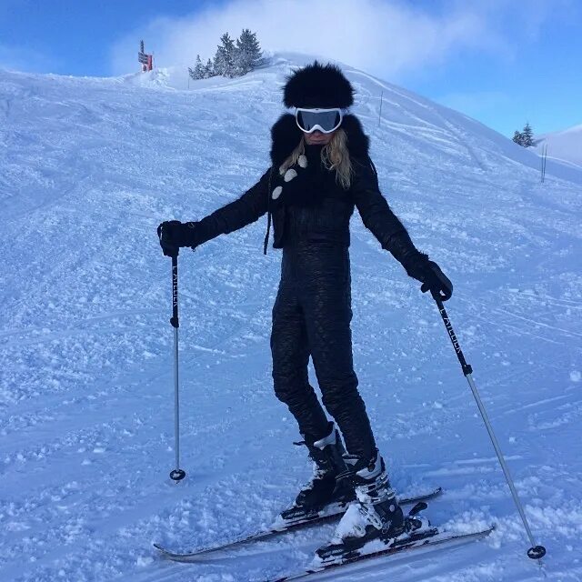 Девушка на лыжах со спины. Девушка на лыжах спиной. Девушка в горах зима. Девушка на лыжах. Женщина зимой в лесу на лыжах.