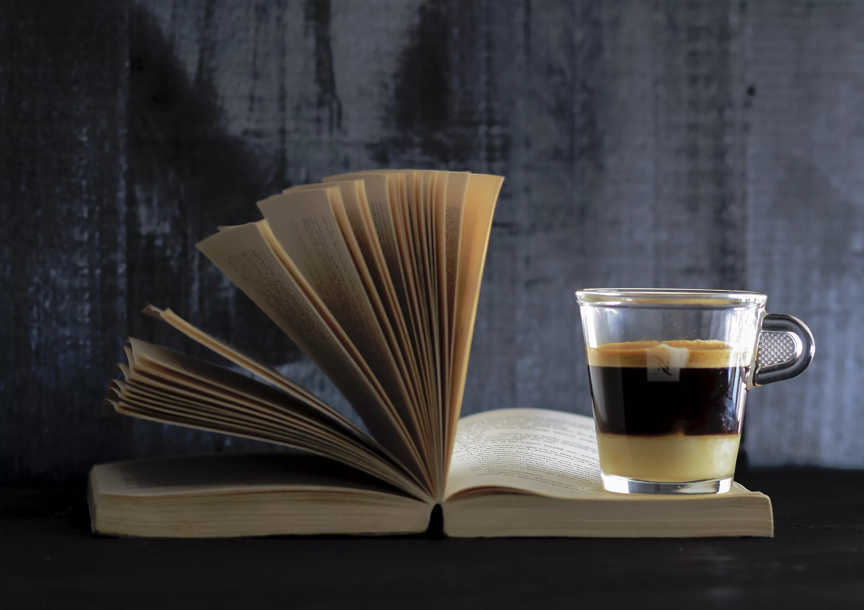 Картинка книга на столе. Книга о кофе. «Натюрморт с книгами». Чашка кофе и книга. Кофе с книжкой.