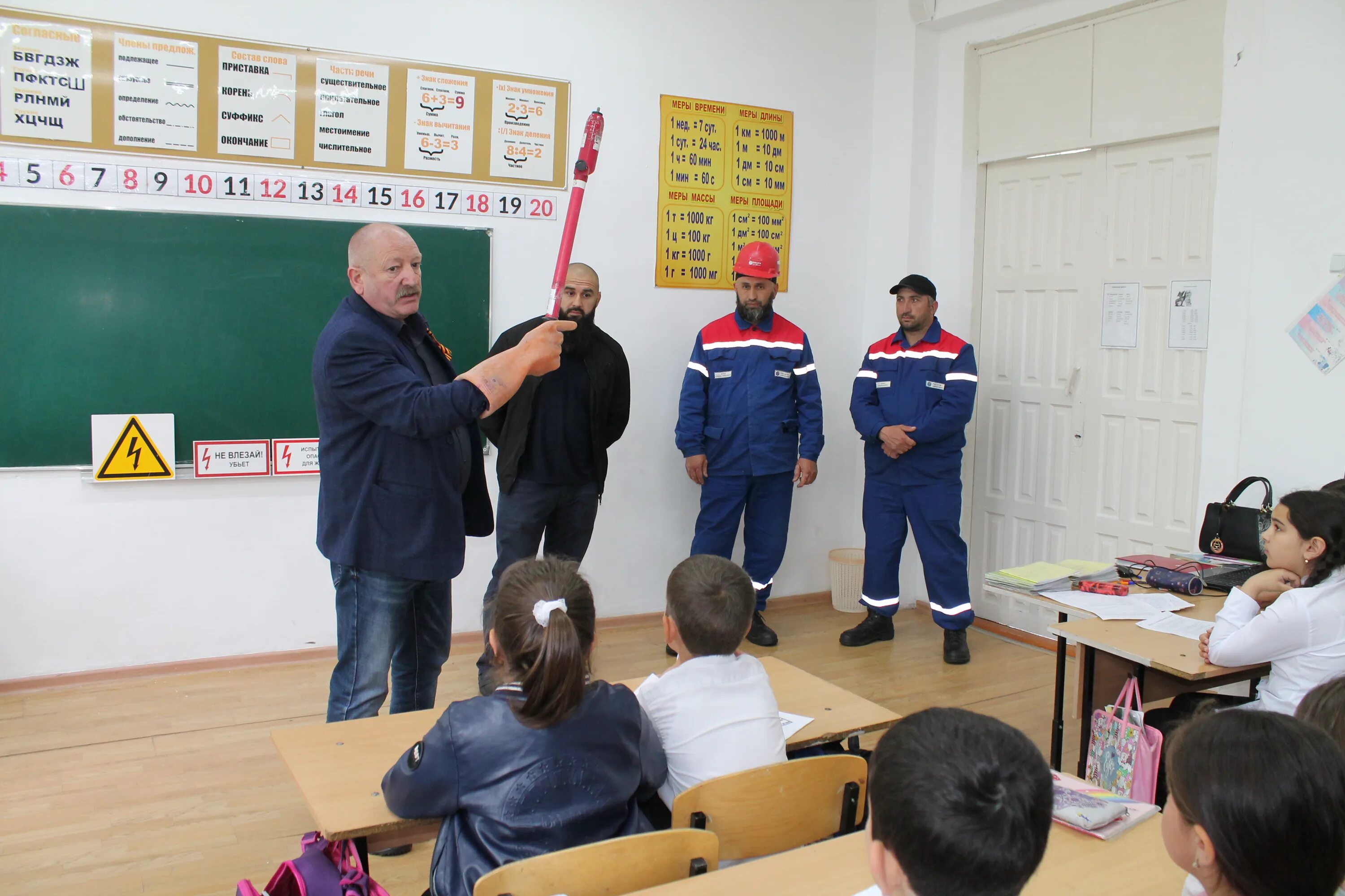 Специалист черкесск. Новости КЧР. Средства безопасности в школе. Школьник с энергетиком. Интерактивный класс охраны труда.