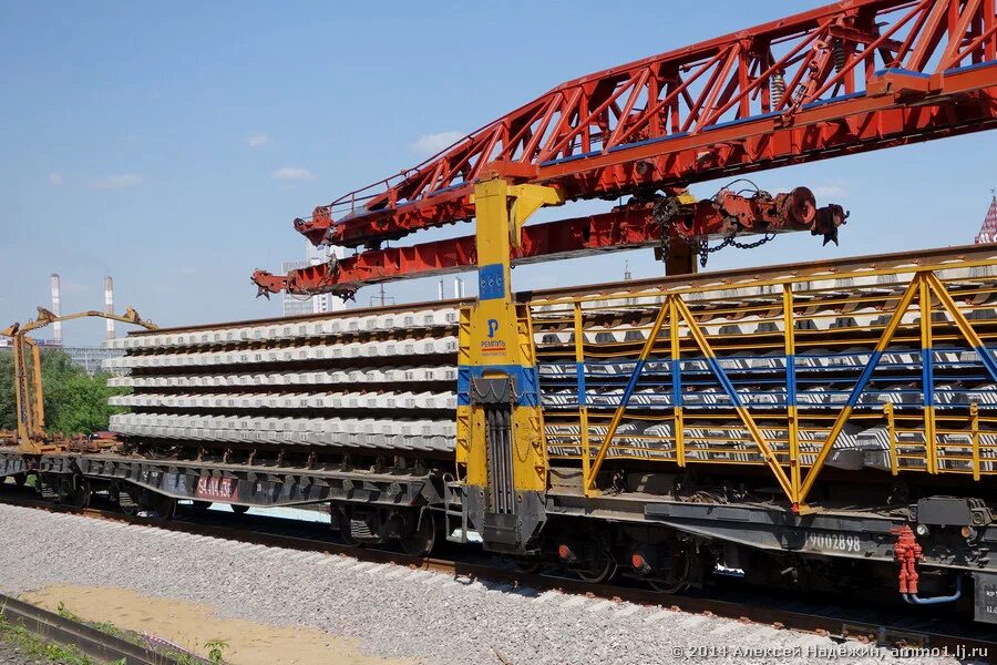 Железнодорожная платформа. Поезд с контейнерами. Стрипперный кран. Платформа чаквисцкали. Путеукладчик жд.