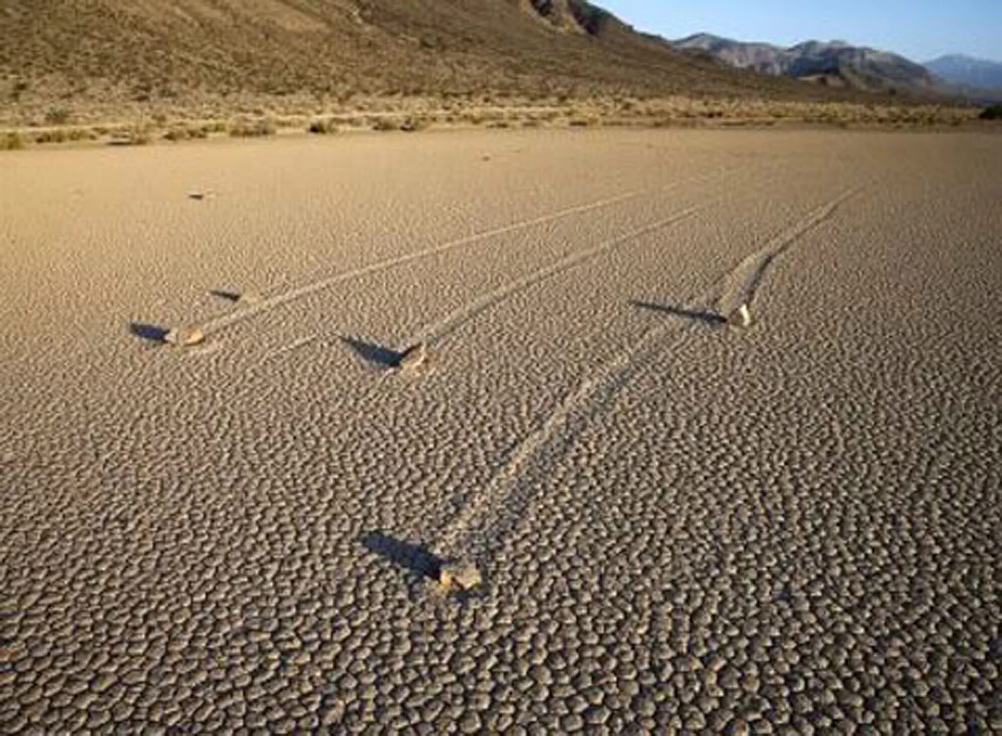 Море на сотни миль вокруг казалось пустынным. Озеро Рейстрэк-Плайя Долина смерти. Долина движущихся камней (Калифорния). Долина смерти Калифорния движущиеся камни. Секрет «движущихся камней» в долине смерти.