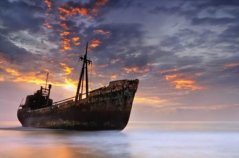 По ночам корабли бросали. Ourang medan корабль. Антонио грацио корабль. Корабль в море. Корабль-призрак «джойта».