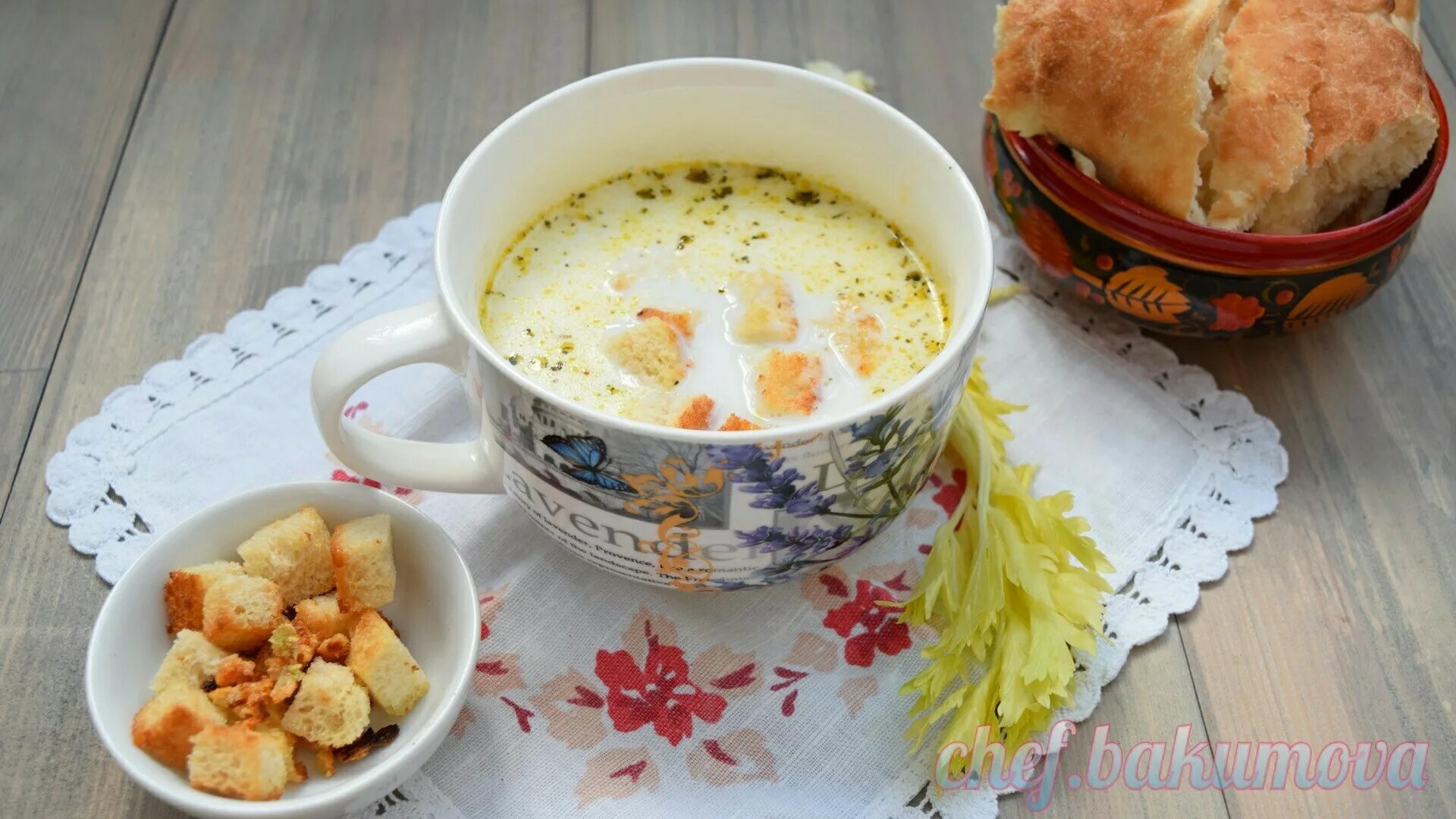 Суп с индейкой и сыром. Сливочный суп с индейкой. суп сливочный из индейки. суп сливочный с чучварой. суп с индейкой и овощами.
