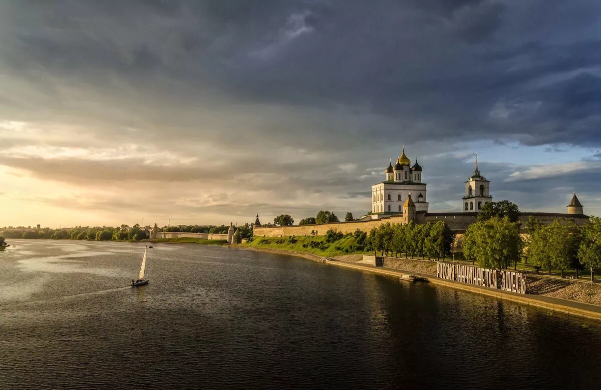 Псков расположен на реке. Река Великая Псковская область. Берег реки Великой Псков. Река Великая Пскова Псков. Устье реки Великой Псков.