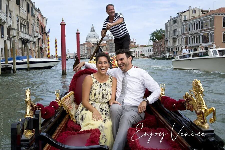 Венеция гондольер. Романтичная венеция. A wife in venice. Влюбленные в венеции. Венеция влюблённые пары.