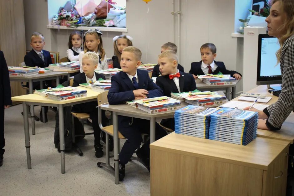 Класс в школе. Student with uniform in rest. Секреты для первоклассников. Первый класс. Школа 25 петроградского района официальный сайт.
