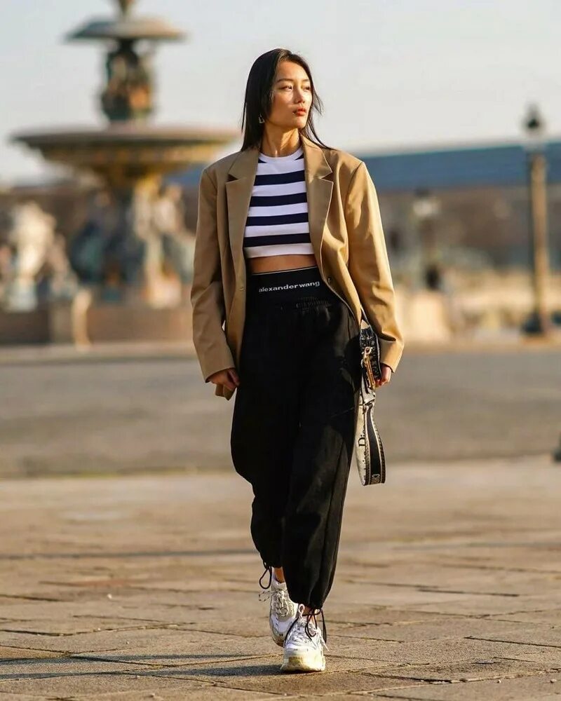 Оверсайз одежда женская 2023. Спортивный костюм оверсайз. Оверсайз одежда 2022. Свитшоты женские модные. Стиль одежды спортивный оверсайз.