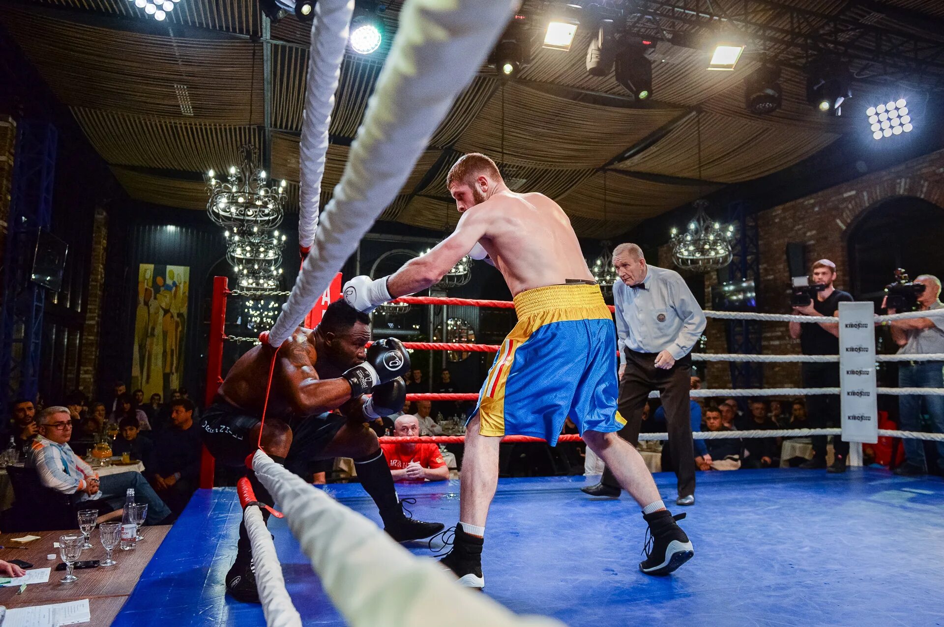 Вечер профессионального бокса в сургуте. Проф бокс в казани. Вартанян резников когда бой. Матч тв бокс. Мухаммад файт найтс.