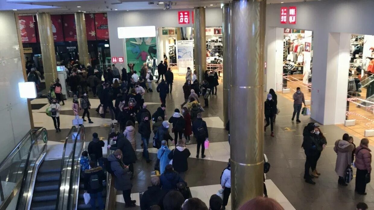 Нападение на торговый центр в москве. Штурм в ТЦ Екатеринбург. Охрана торговых центров проверяет. Люди в Москве которые нападают на всех в торговых центрах.