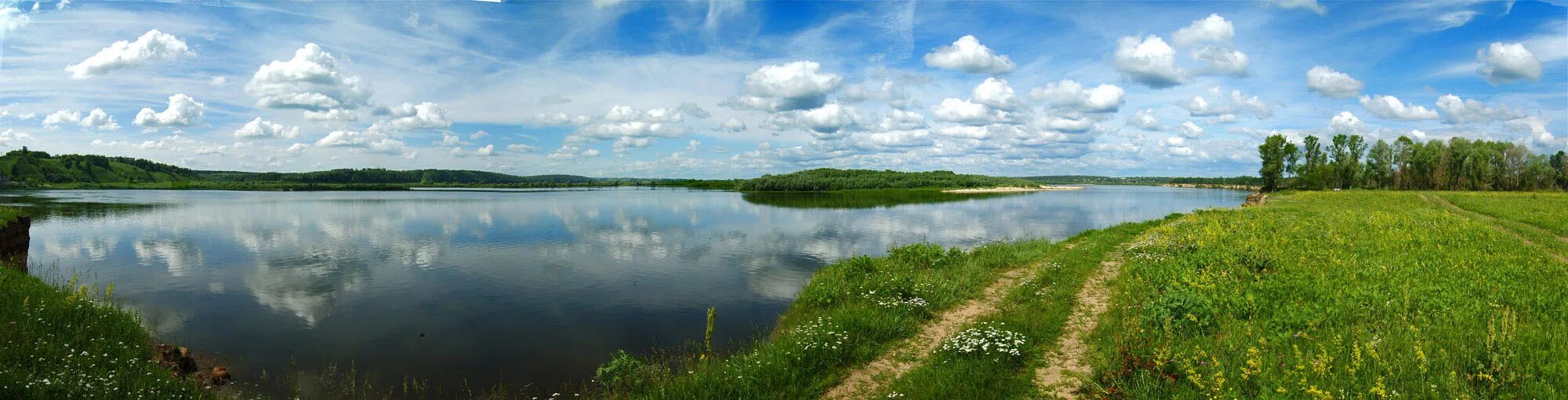 В небе тают облака картинки. Панорама Селтов. В небе тают облака картина. Природа Верхневолжья панорама.