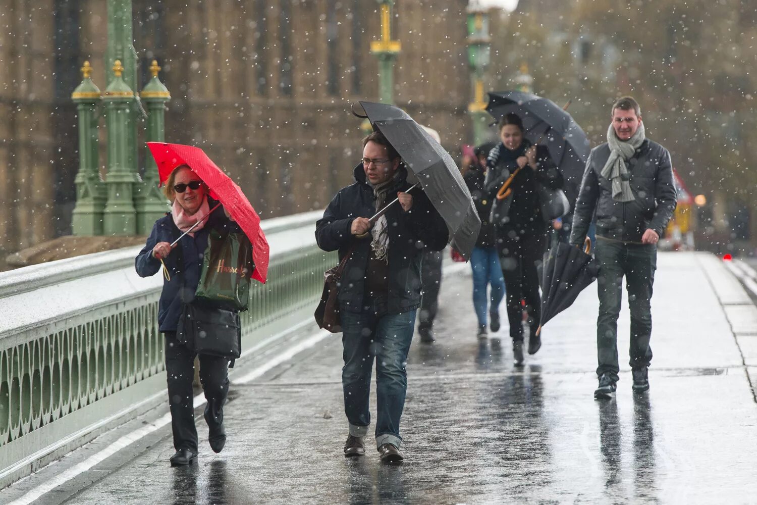 Cold april. Дождь в Британии. Дождливая Англия. Климат Лондона. Дождь в Лондоне.